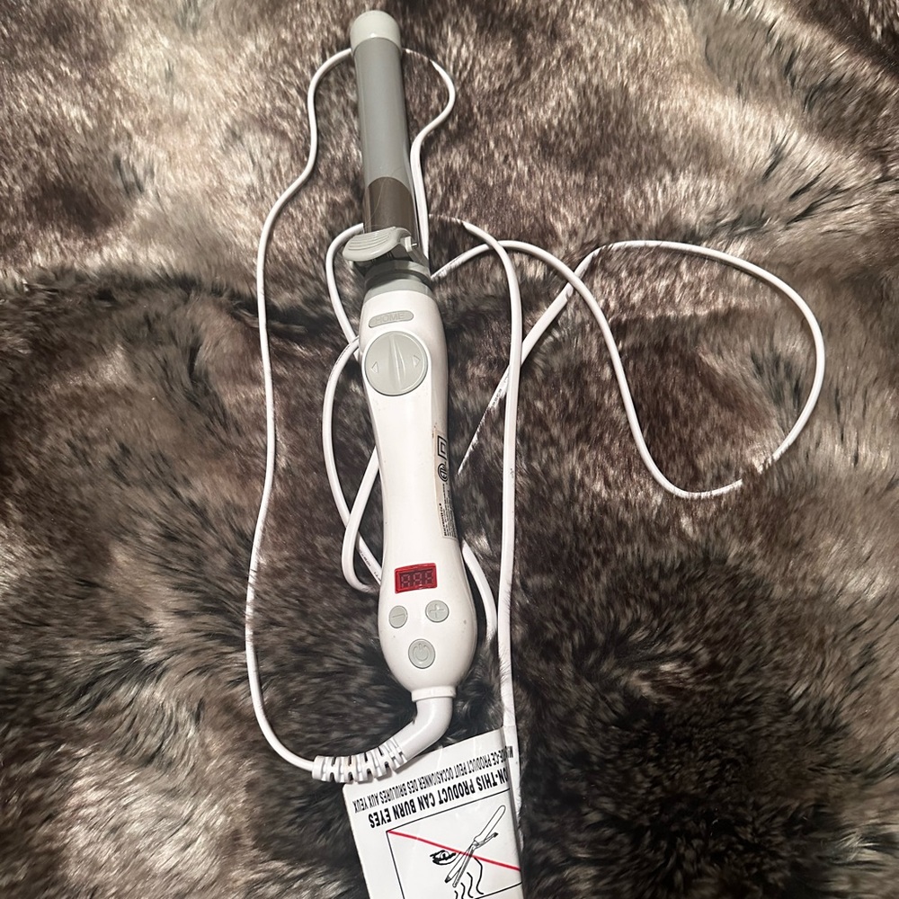 Beachwaver. Heats up to 410. Works perfectly just needed one for longer hair